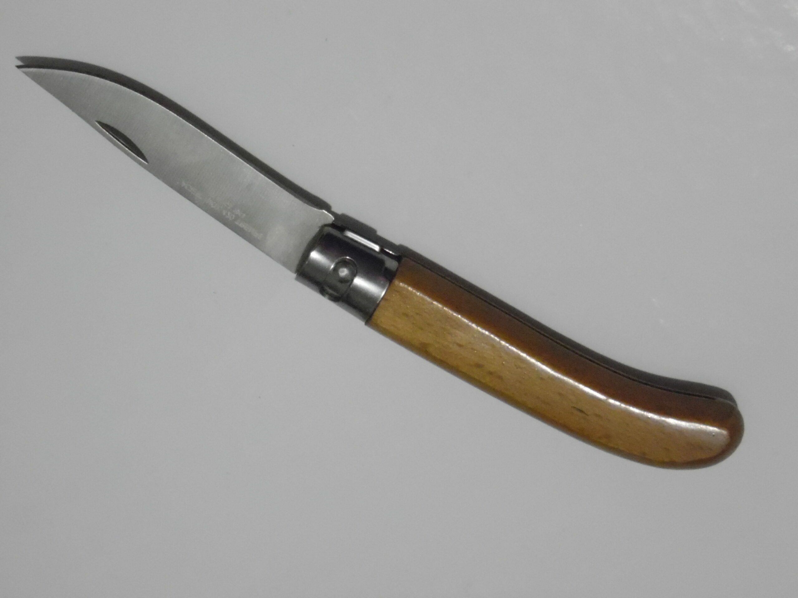 Marque : TB modèle : Inox 420 trempé Particularité : Virole façon Opinel, Manche en hêtre Dimension : 20 cm dont lame 9 cm  Prix : 28€