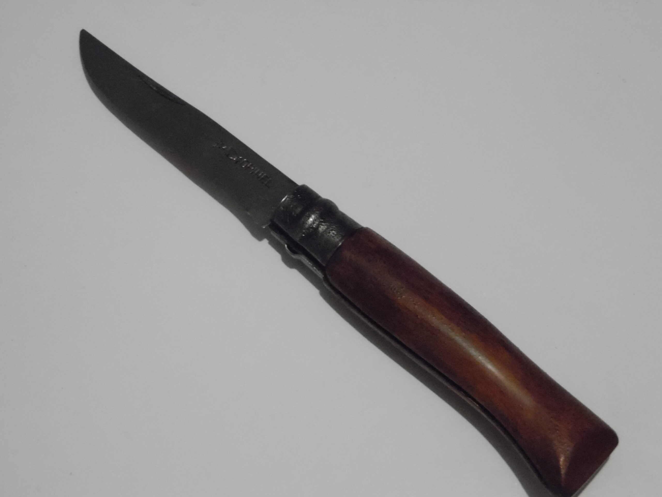 Marque : Opinel Modèle : n°10 Origine : Savoie Particularité : Acier tiers, Manche hêtre, virole Opinel Dimension : 22 cm dont lame 9.5 cm  Prix : 25€