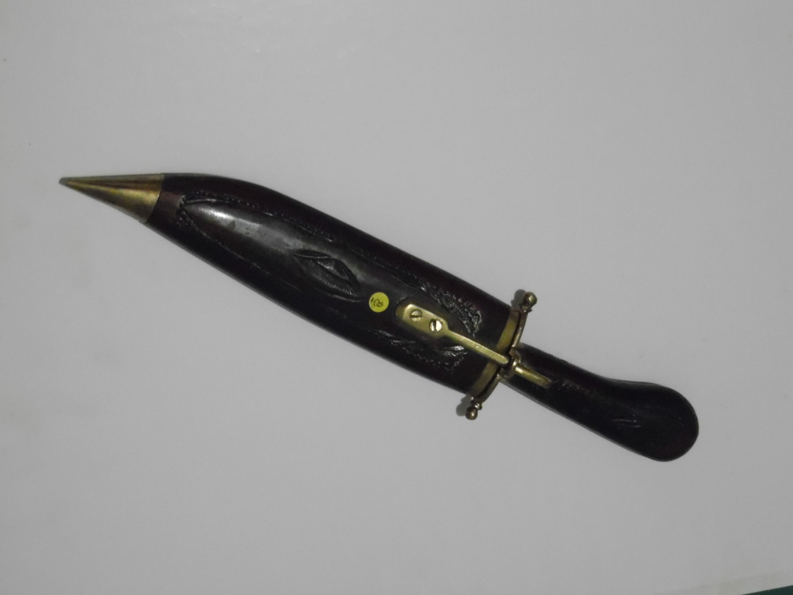Petit poignard Hindi Origine : Inde Année 60 Particularité : Fourreau rigide en bois, recouvert de cuir ; cran de blocage extérieur. Manche en cuir sur bois Dimension : 24 cm dont lame 14.5cm  Prix : 45€