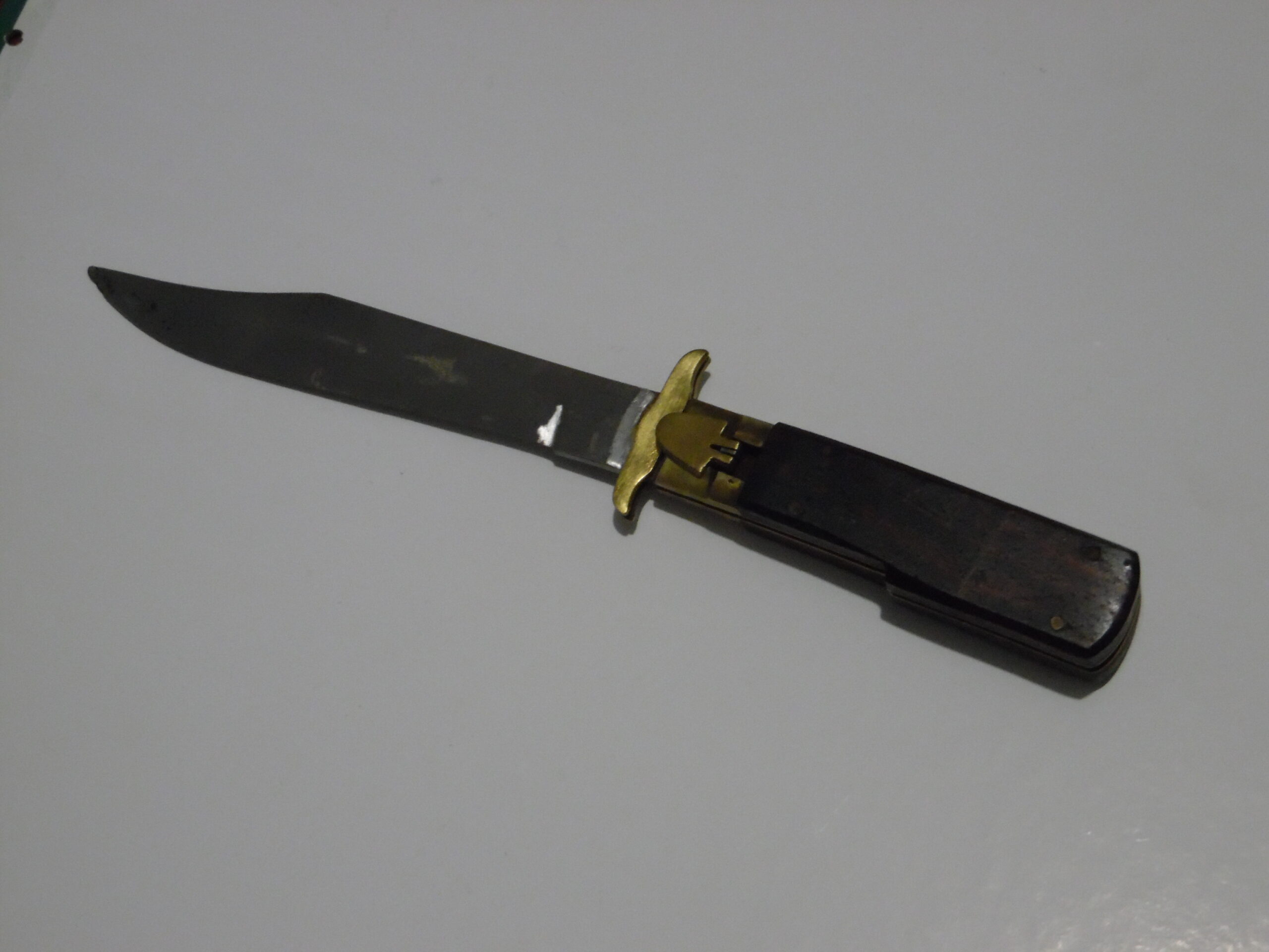 Couteau léopard Origine : Allemagne (DE) Année 70 Particularité : Virole coulissante, mécanisme en cuivre, manche en chêne Dimension : 26 cm dont lame 14.5cm  Prix : 45€