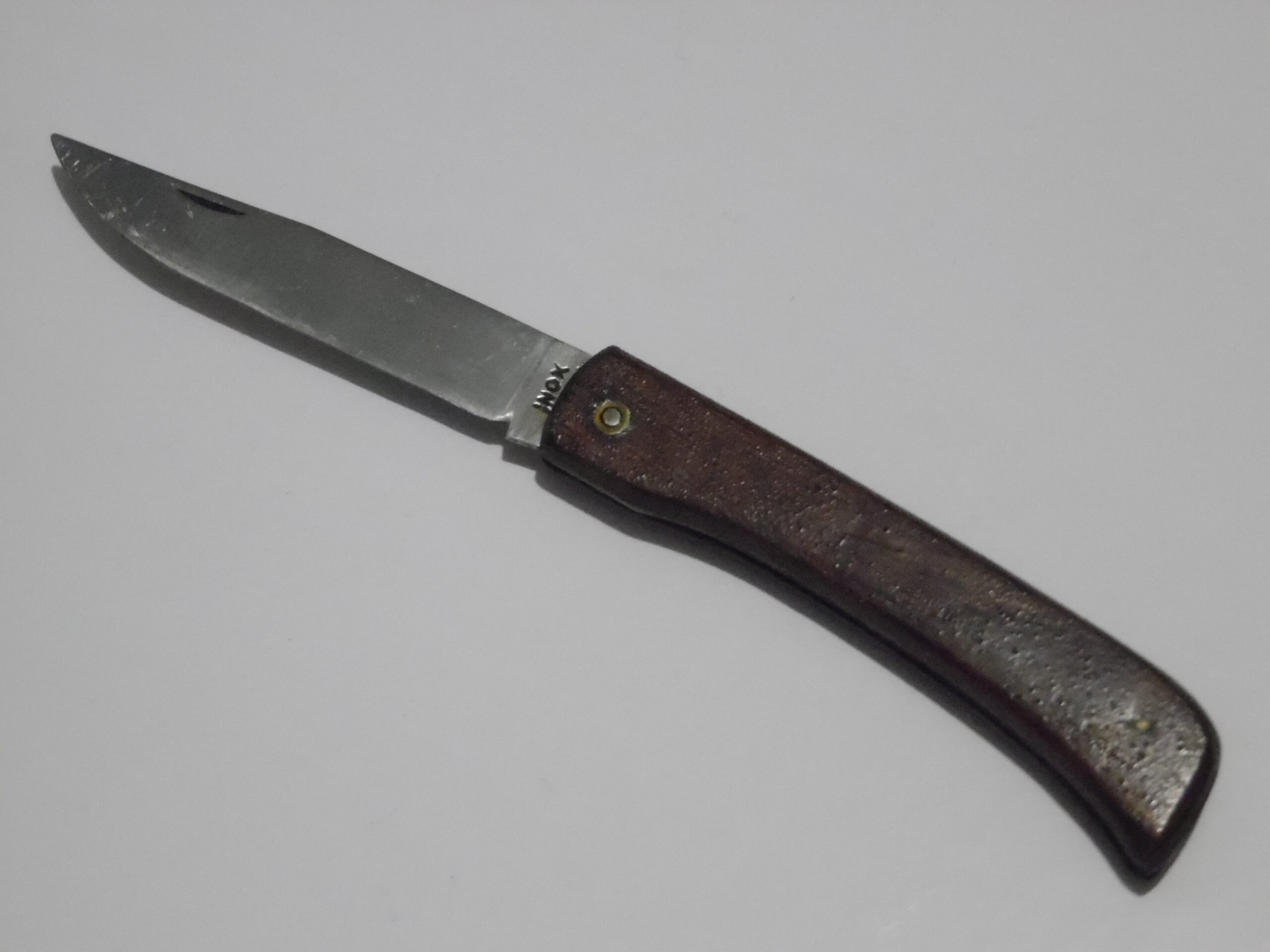 Couteau de berger Origine : Pyrénées Année 50 Particularité : Manche en chêne traité inox Dimension : 21.5 cm dont lame 9.5 cm  Prix : 35€