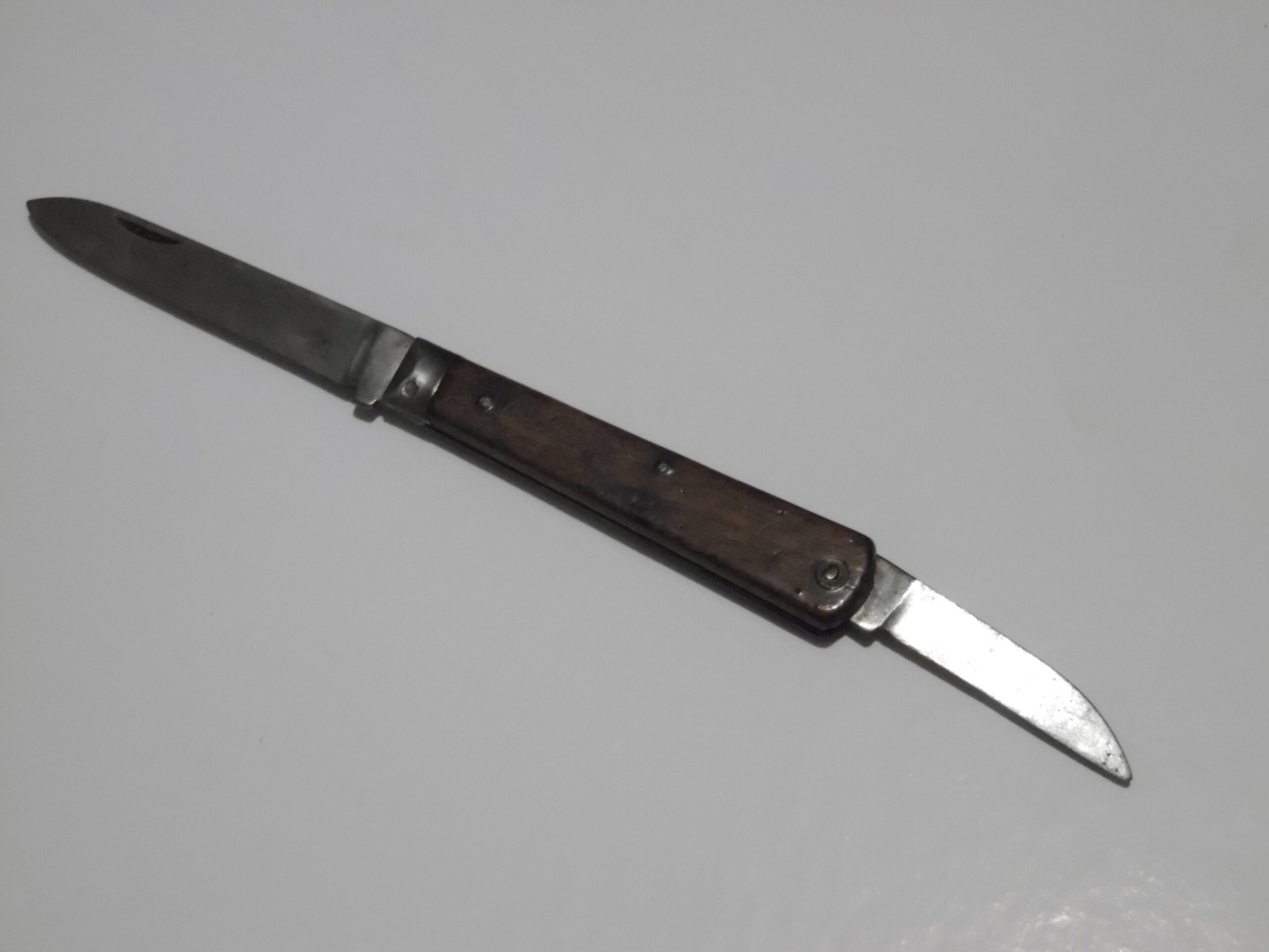 Couteau de berger Origine : Berry Année 50 Particularité : Montage en acier su chêne Dimension : 25 cm dont lame 9cm et lame secondaire (piétin) 6 cm   Prix : 38€