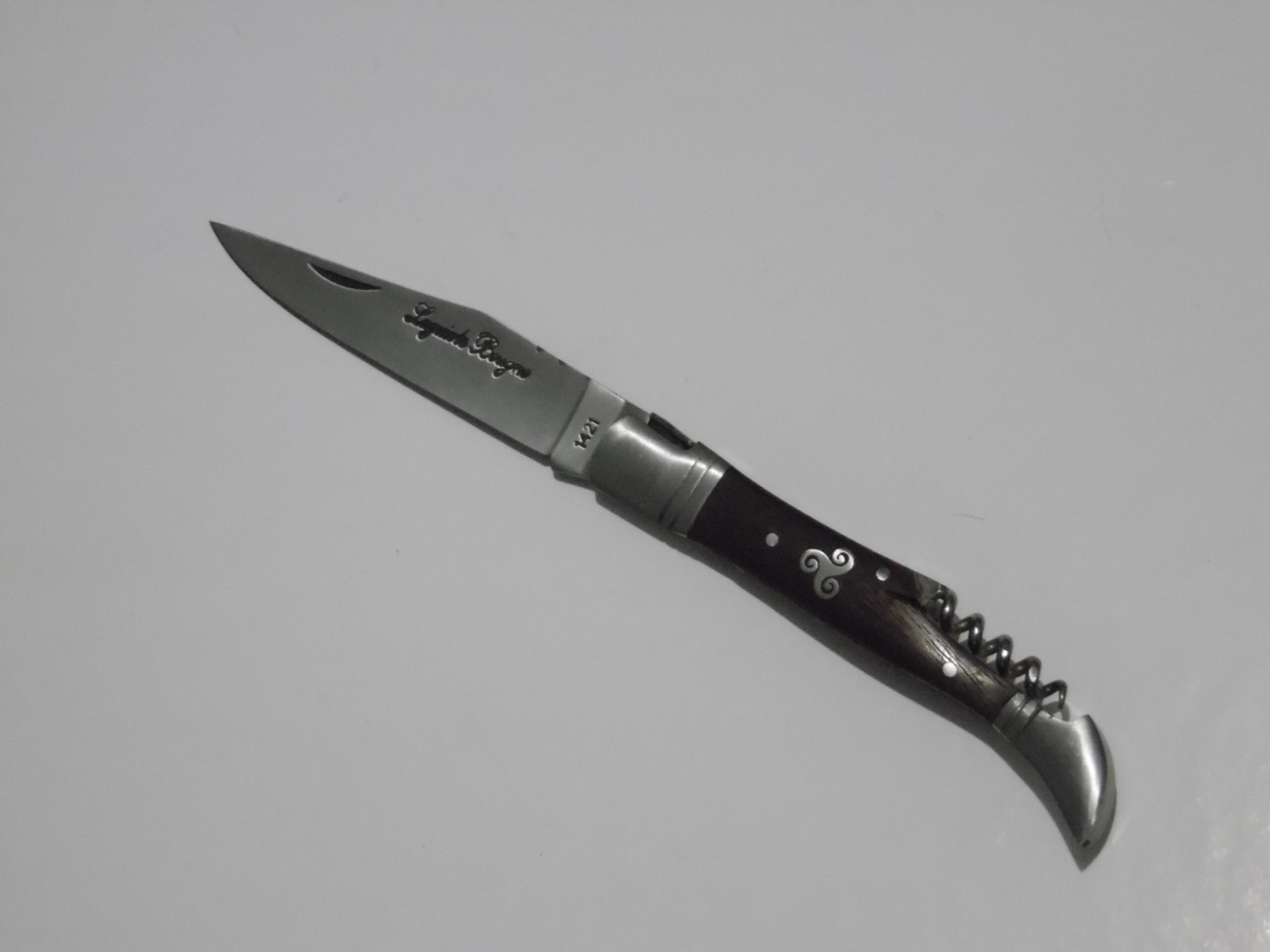 Marque : Laguiole Collection : Bougna Modèle : Hermine - Acier 1421 Particularité : manche en chêne Dimension : 21.5 cm dont lame 10 cm   Prix : 39.00€