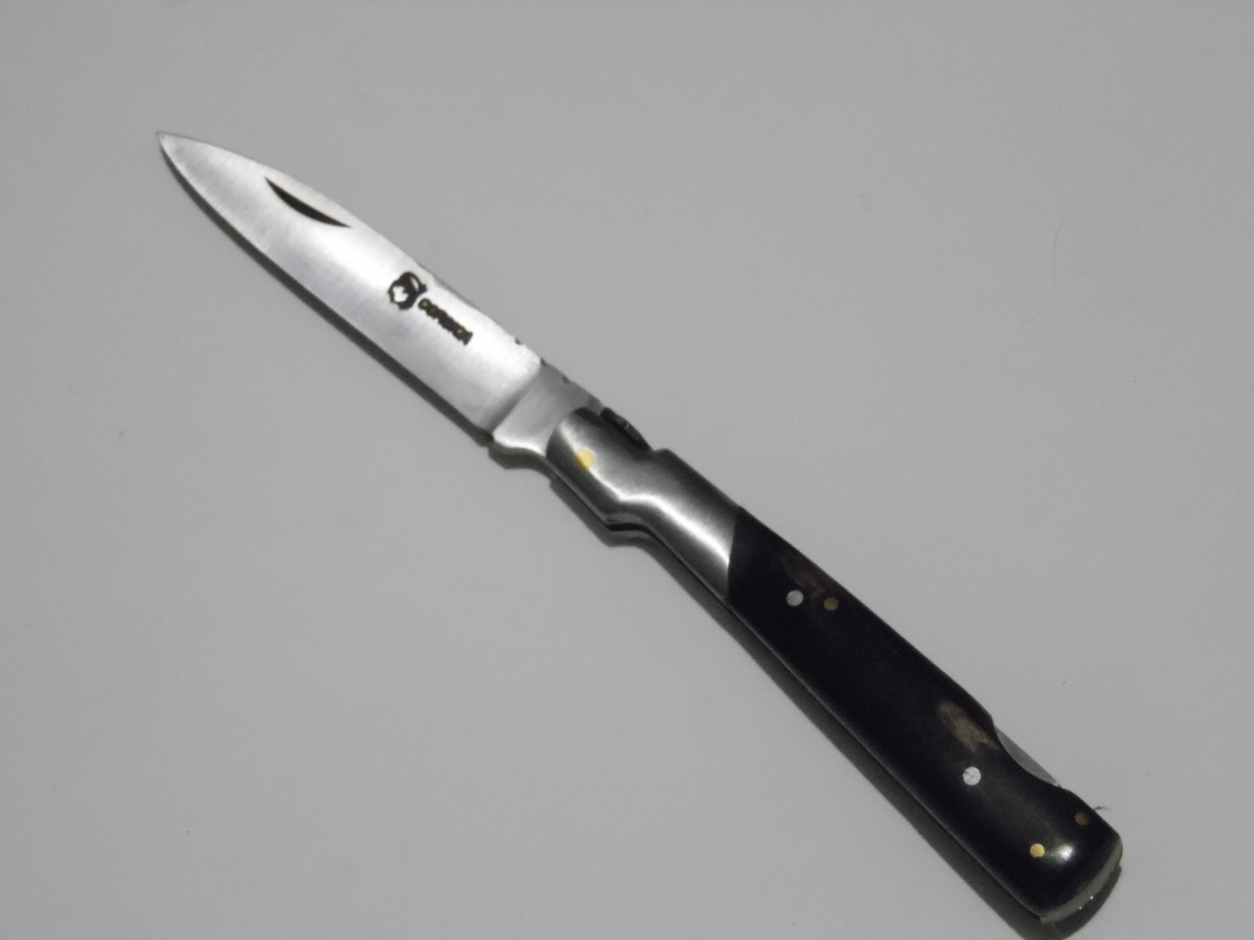Marque : Corsica Particularité : Canif à pompe, manche noir Dimension : 16.5 cm dont lame 7.5 cm   Prix : 35€