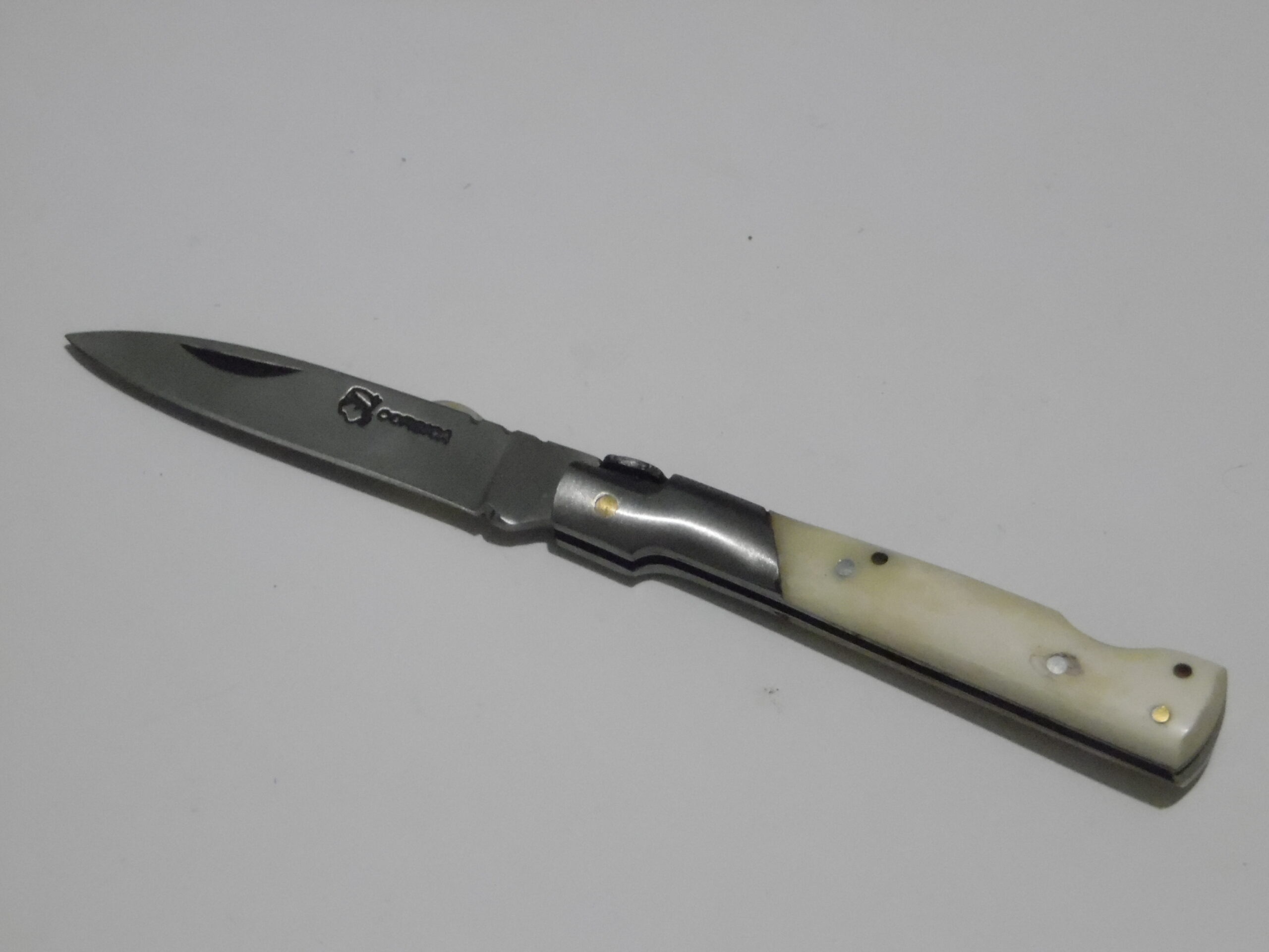 Marque : Corsica Particularité : Canif à pompe, manche en corne Dimension : 16.5 cm dont lame 7.5 cm   Prix : 35€