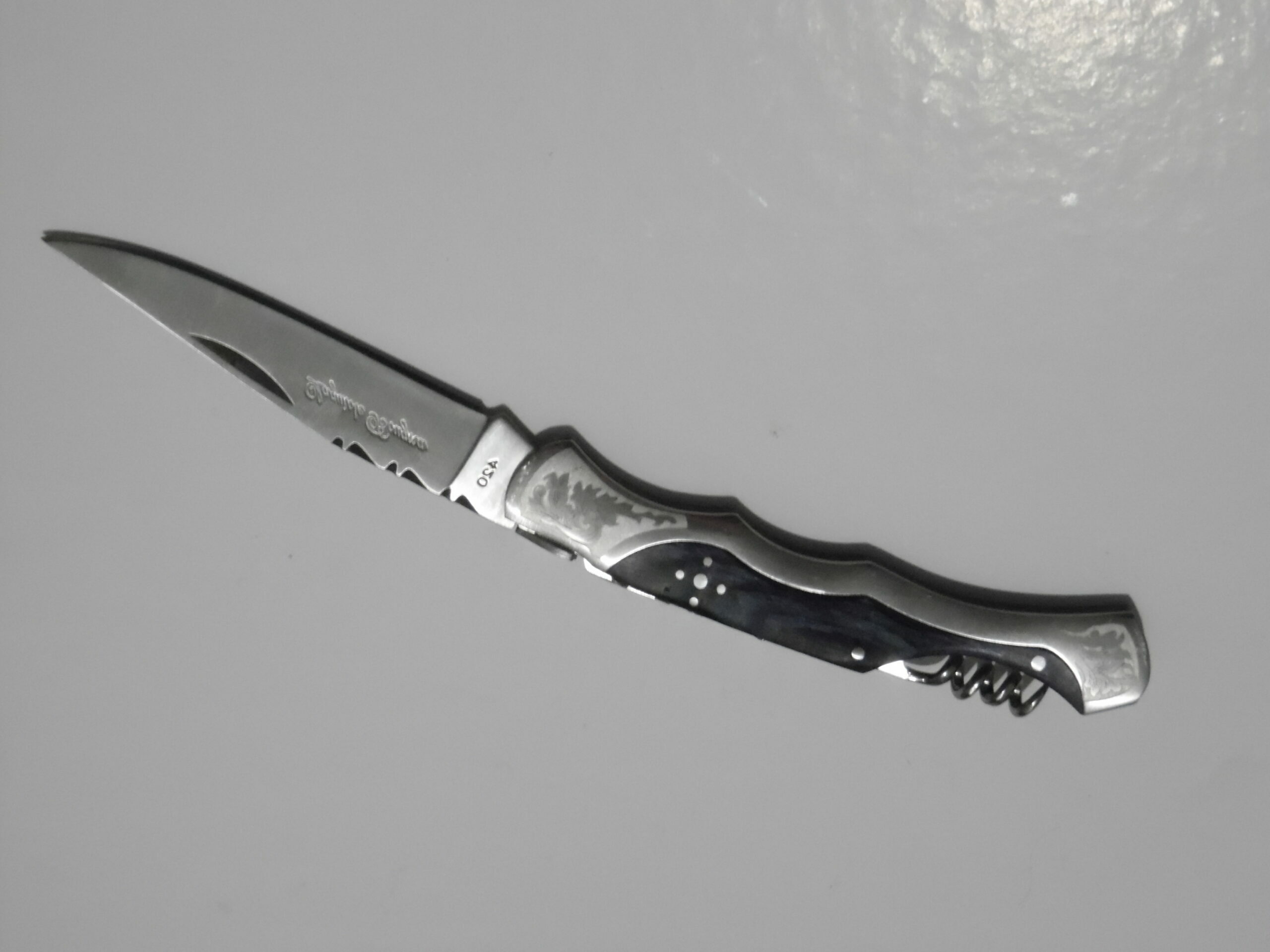 Marque : Laguiole Collection : Bougna (Hors série : baroque) Modèle : Acier 420 Particularité : Manche en acier monté sur bois Dimension : 21.5cm dont lame 9.5 cm   Prix : 47.50€