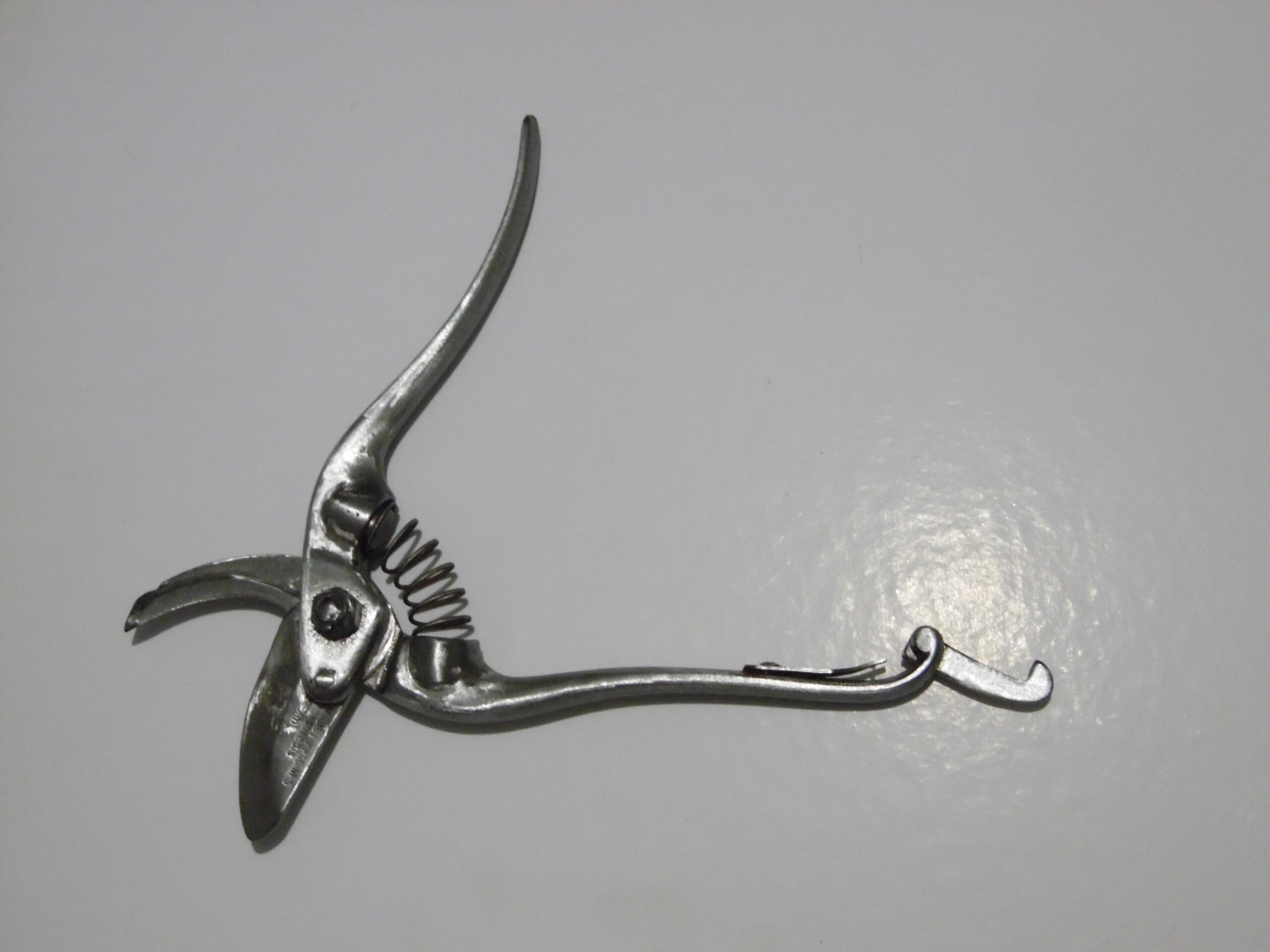 Sécateur de vigneron, dit "l'arboriculteur" Modèle : talabot Année 60 Description : Acier suédois Dimension : 22 cm  Prix : 27.00€