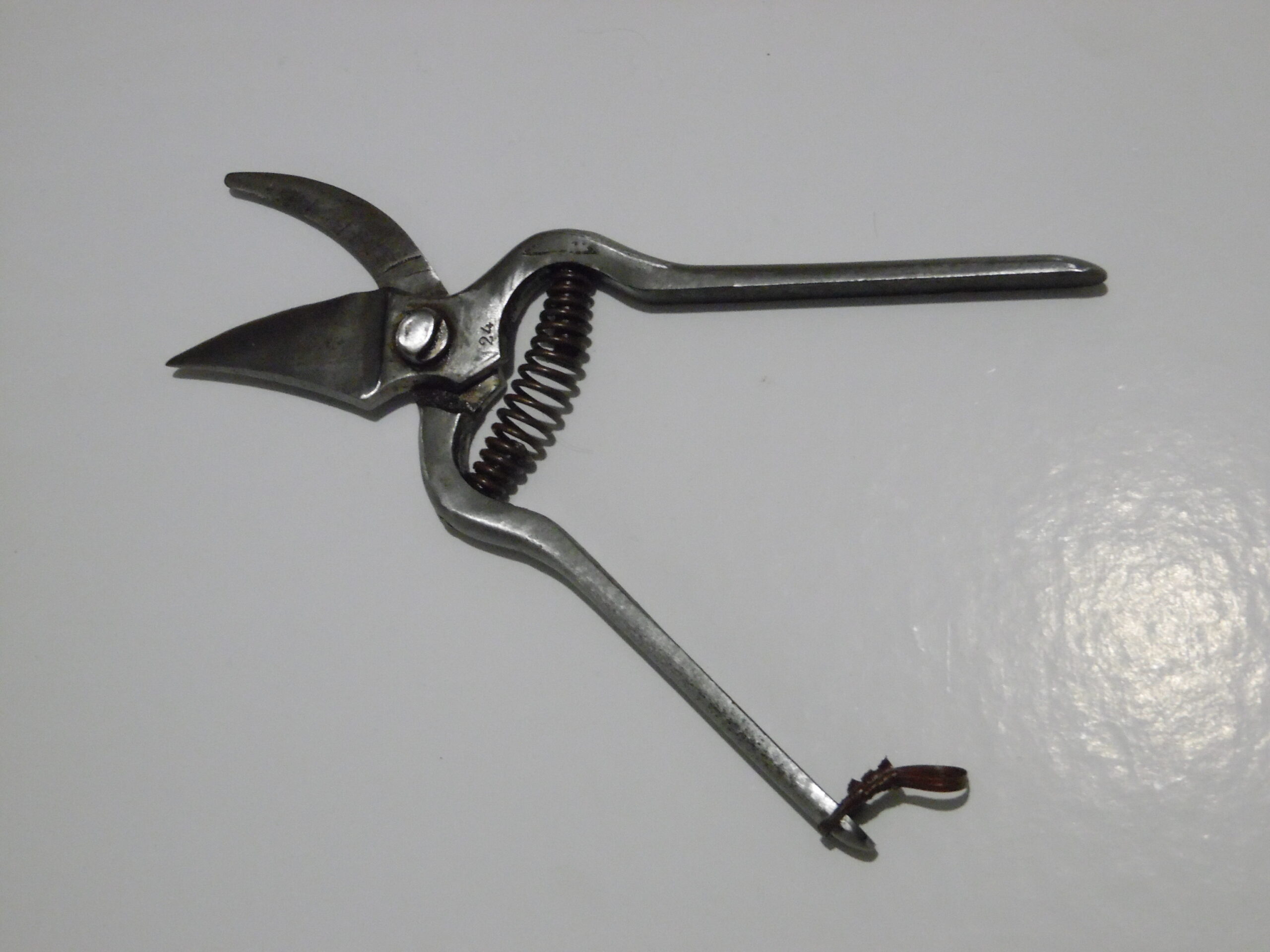Sécateur de forgeron, empreinte "BEAUJOU" Année 30' Description : Sécateur de jardin ou de taille, Lame droite, acier Nogent,  Dimension : 22 cm  Prix : 30.00€