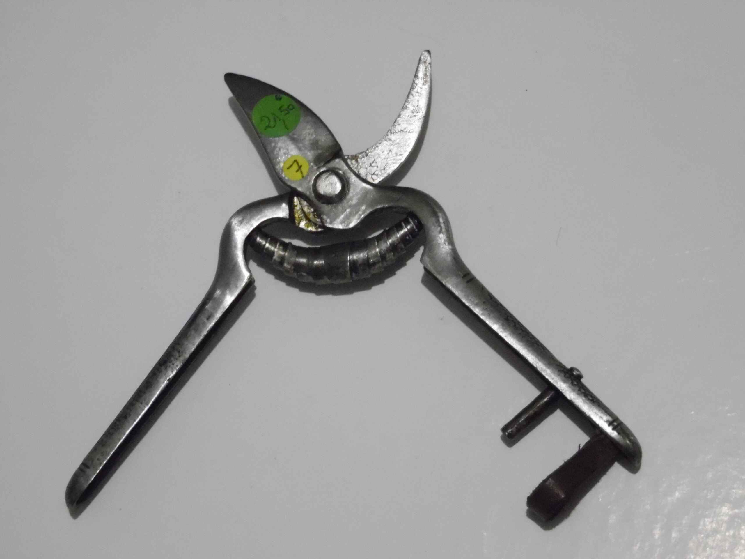 Outil forgé dit "demoiselle" Année 50' Description : Utilisé pour les fleurs ou équivalent Dimension : 17 cm  Prix : 21.50 €