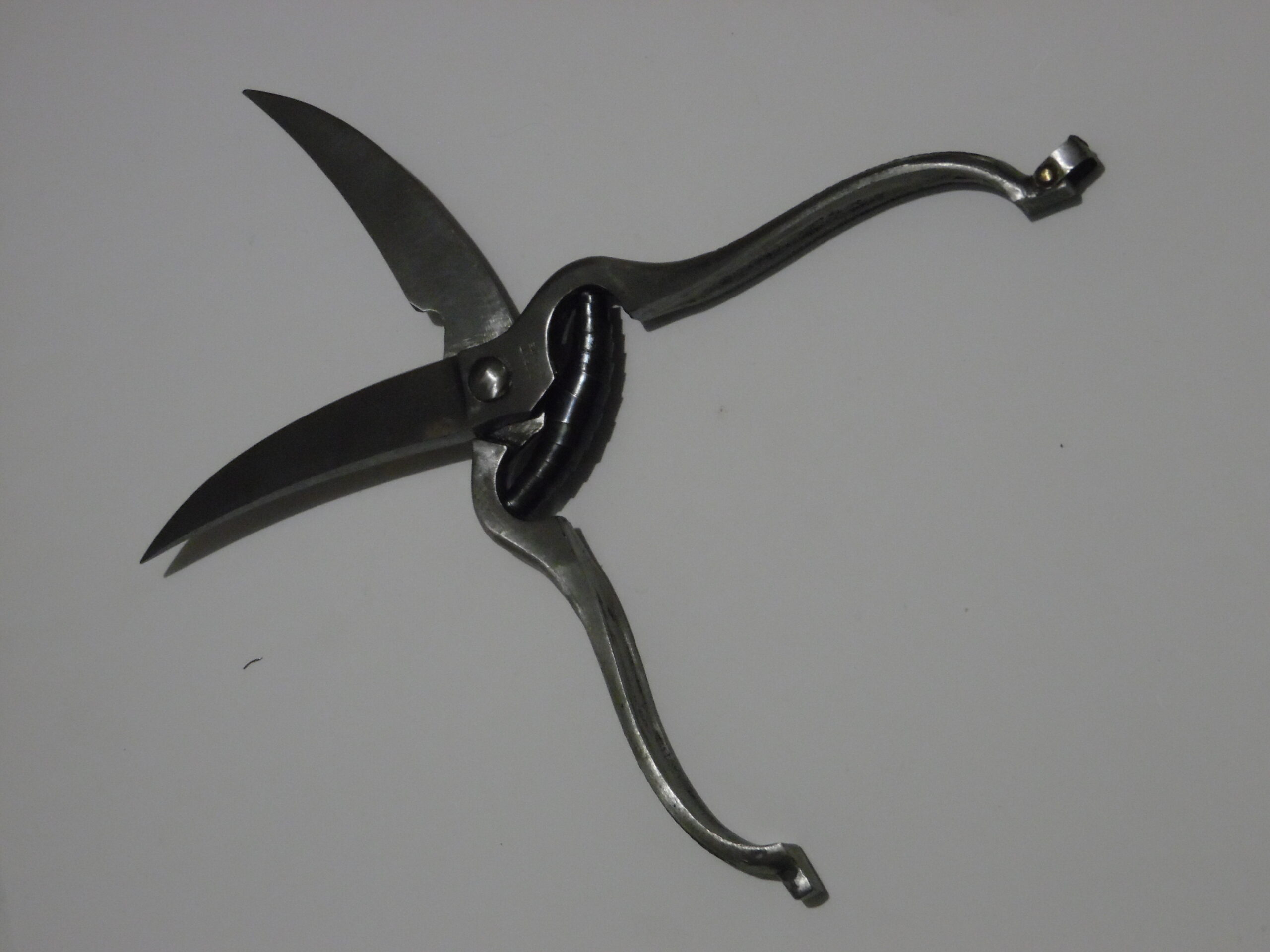 Casse-volaille Année 80 Modèle : Châtellerault Description : Acier Nogent,  Dimension : 26 cm  Prix : 23.00€
