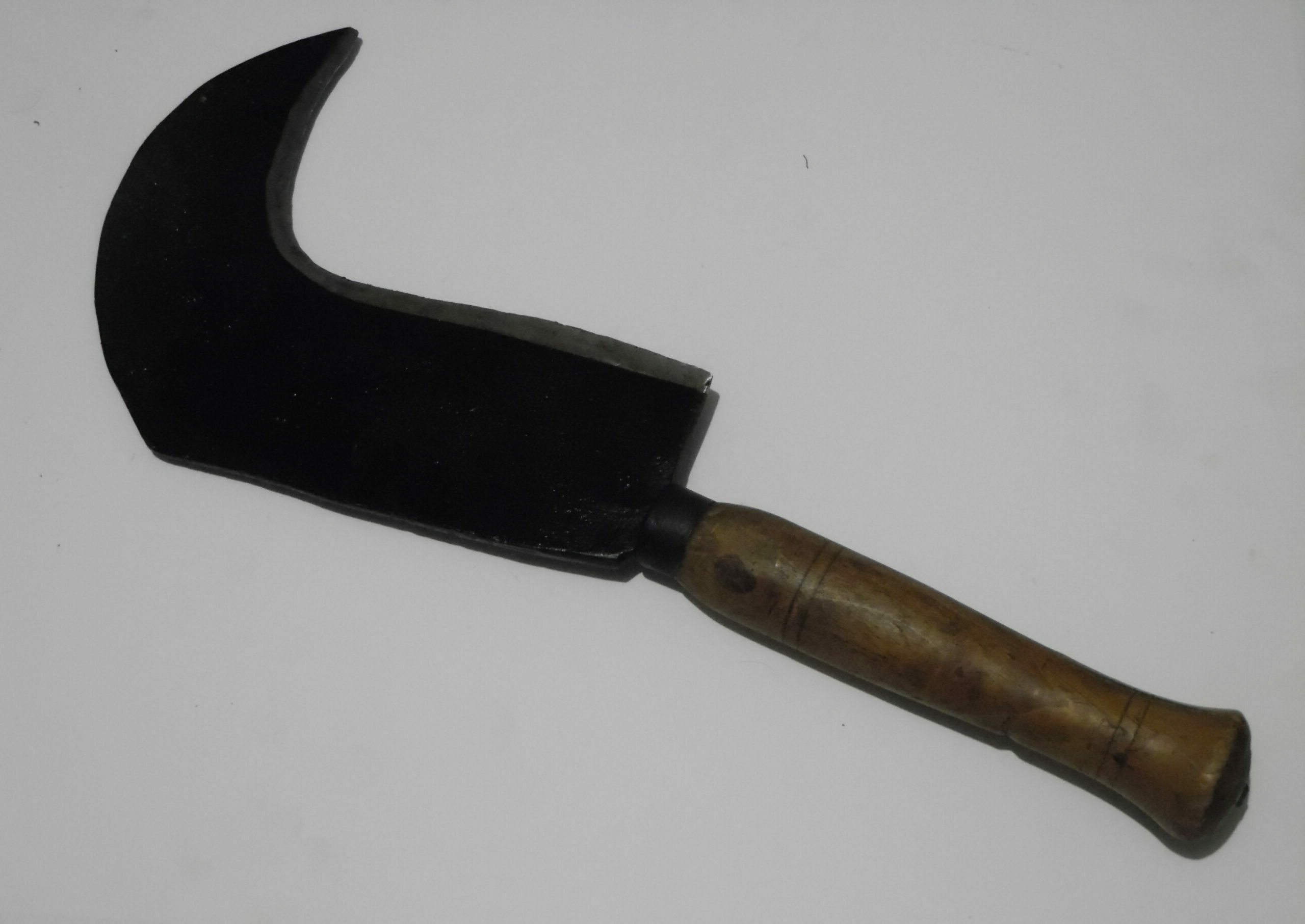 Création de forgeron Particularité : Gouet, manche en olivier, empreinte du forgeron "A", Lame en acier trempé , traitement anti-rouille garanti, la courbée Dimension : 43 cm dont lame 23 cm  Prix : 45€
